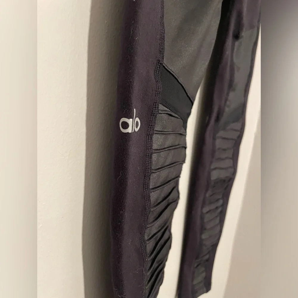 ALO Yoga black leggings size extra small leggings in great condition - Picture 2 of 6
